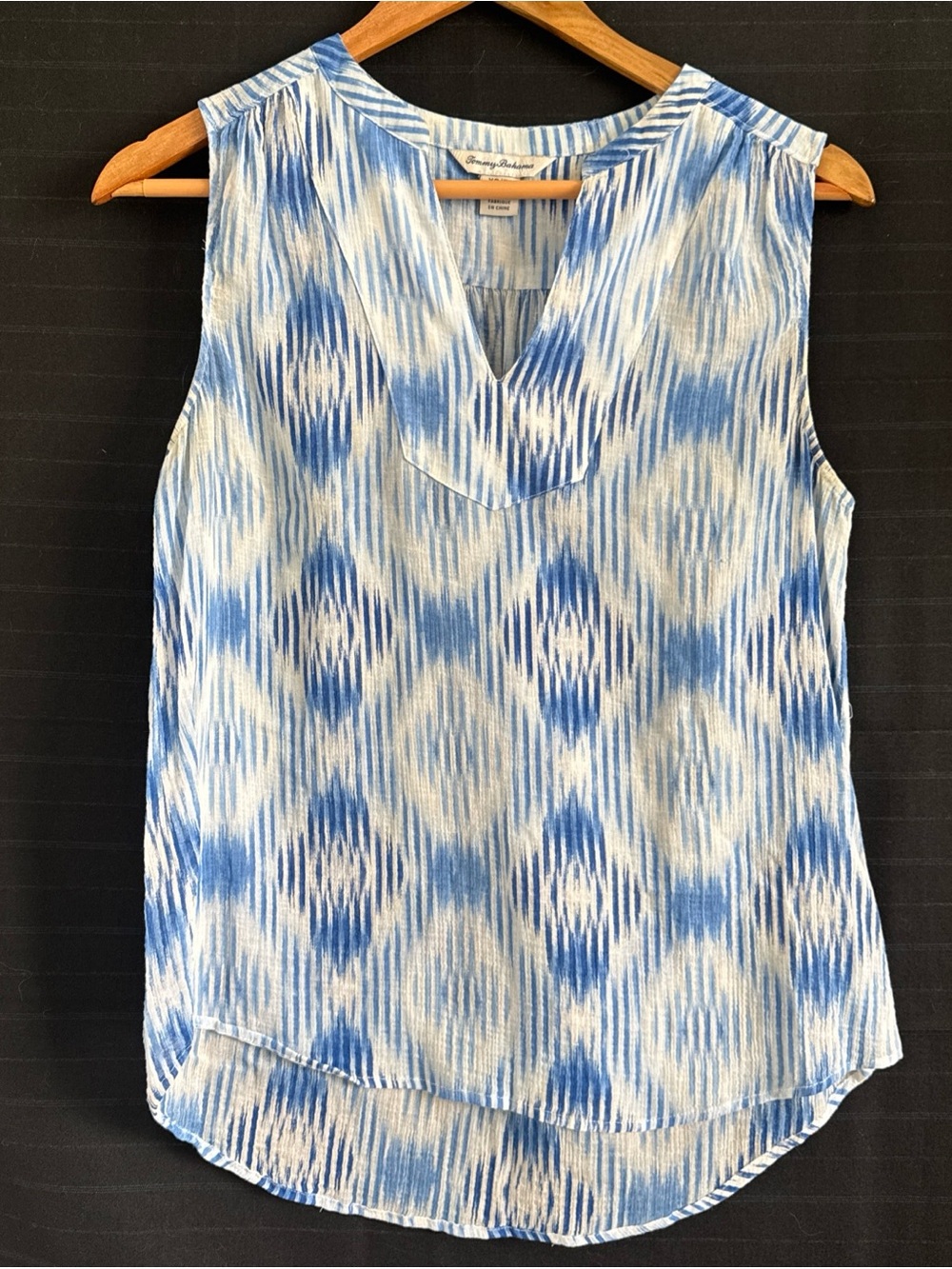 Tommy Bahama White Blue Ombre Diamond Sleeveless Split Neck Top Tank XS Light
